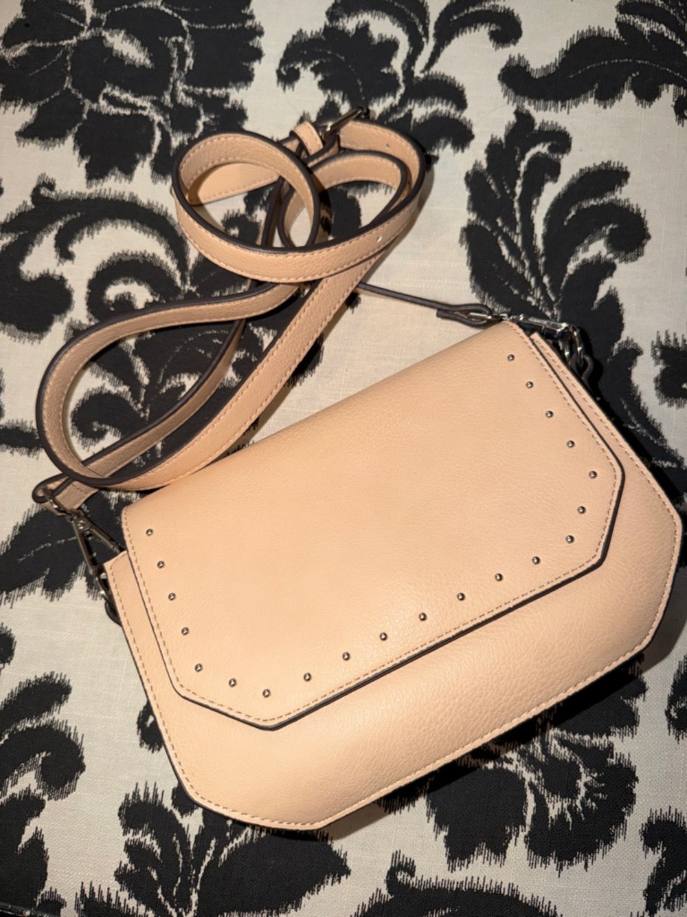 Women’s Pebbled Fo- Leather Crossbody Bag in cream/light tan